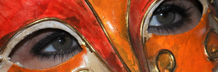 Die wenfoto behoort aan klublid Jane Bailey met â€˜n kunstige foto van â€˜n gemaskerde gesig met oÃ« wat duidelik en in perfekte fokus is